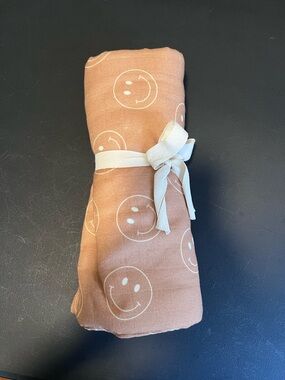 Forever French Reversible Tan/Ivory Smile Quilt